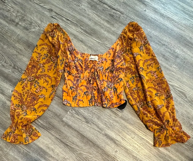 Women's Blouse with Puffed SleevesTop Long Sleeve By Urban Outfitters  Size: M